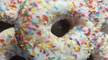 Fánk színes cukorkákkal díszítve